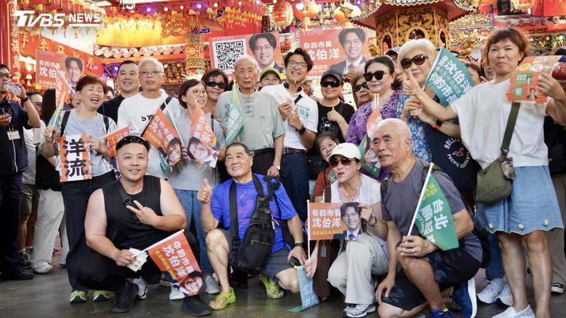 民進黨台北市長參選人沈伯洋23日回到老家五分埔商圈掃街,家人也現身力挺。(圖/鄭名崴攝)