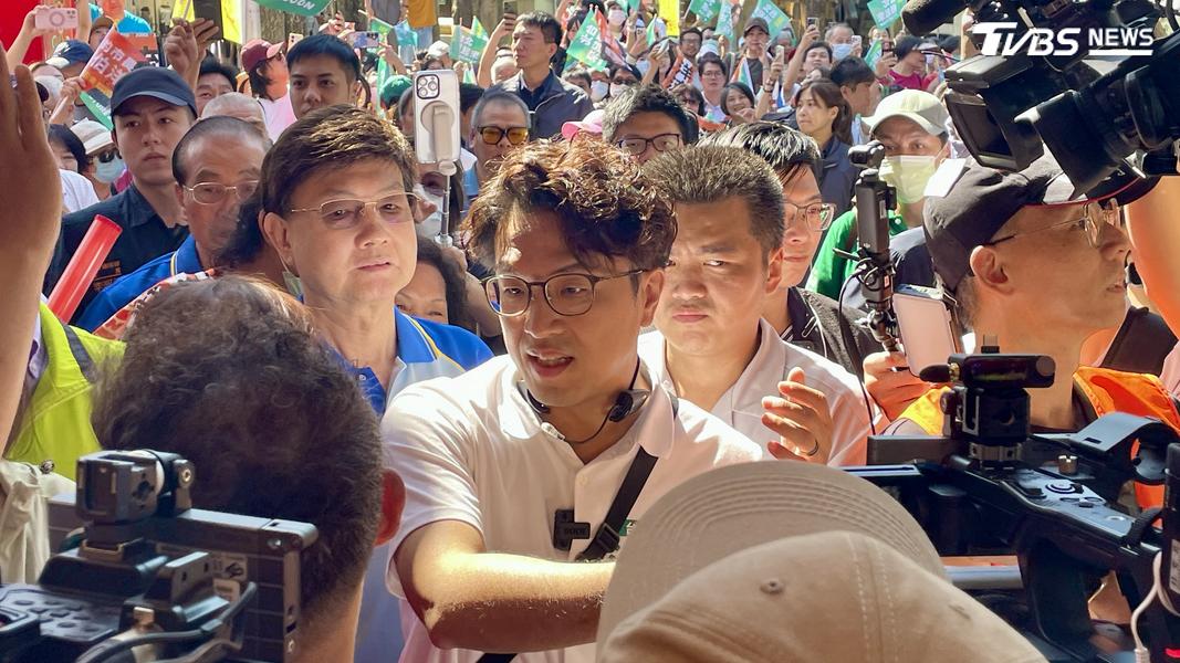 民進黨台北市長參選人沈伯洋23日回到老家五分埔商圈掃街,大批「洋流」湧入。(圖/鄭名崴攝)