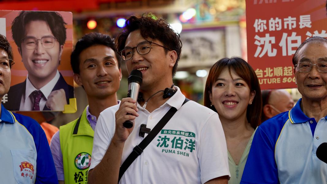 民進黨台北市長參選人沈伯洋受訪表示,這次回來看到那麼多人,就一直讓他想到小時候的光景。(圖/鄭名崴攝)