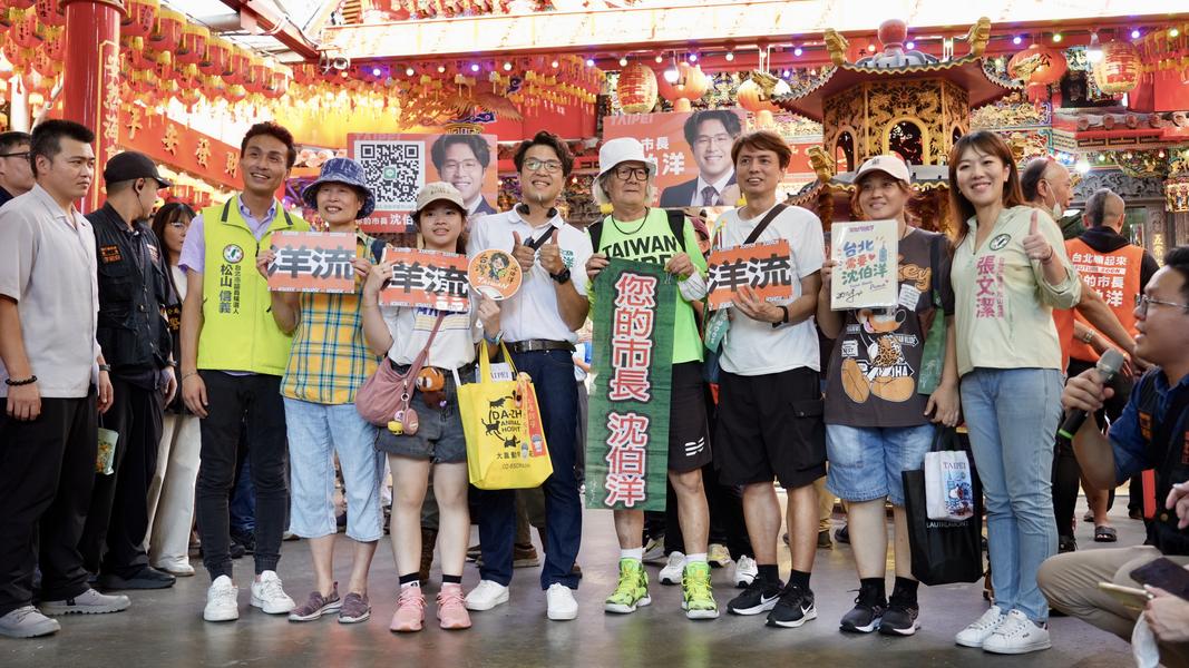 民進黨台北市長參選人沈伯洋與支持者合影。(圖/鄭名崴攝)
