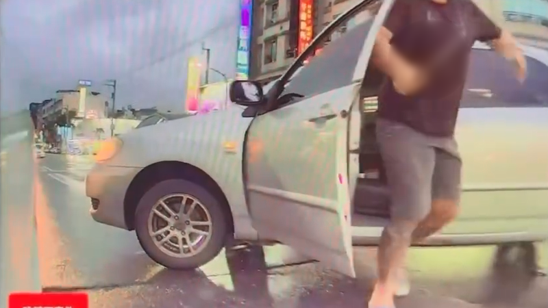 林姓男子因左轉時未獲直行車禮讓,竟下車持刀揮舞恐嚇對方。(圖/cheetah.6188153提供)