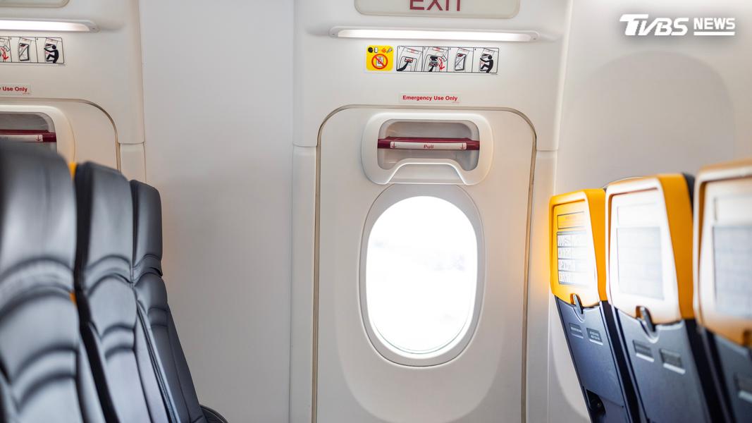 澳洲航空發生高空脫序事件,男乘客推踹前座並企圖強開艙門。(示意圖/shutterstock 達志影像)
