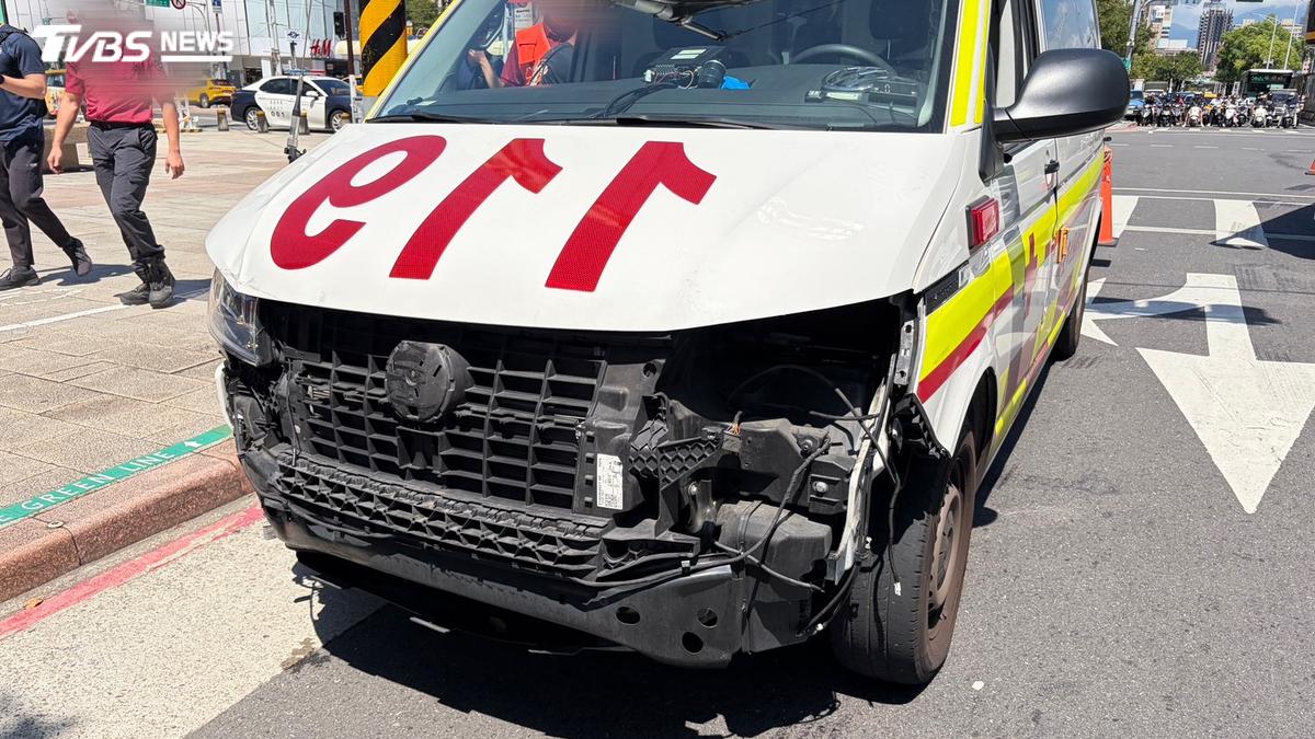 西門町車禍!救護車鳴笛亮燈仍被撞