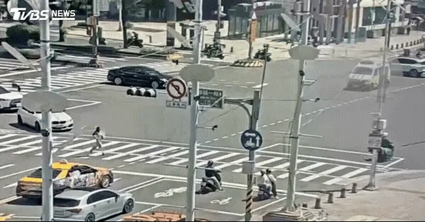 小貨車未注意到救護車釀擦撞。(圖/TVBS)