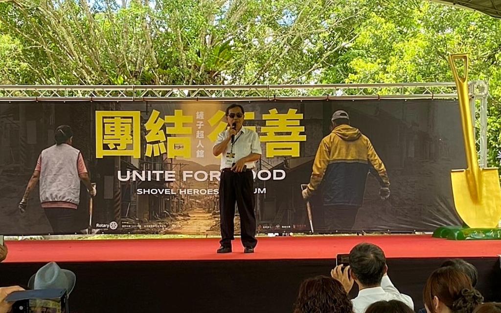台糖攜林保署「扁柏漂流木」化6公尺的「超人鏟」。(圖/翻攝自台糖公司官網)