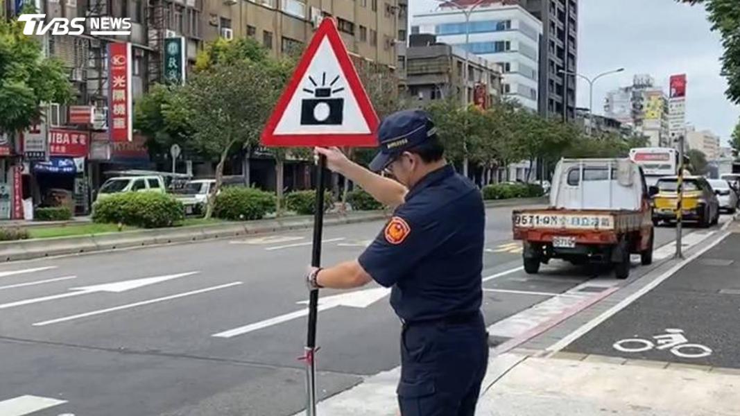根據《道路交通管理處罰條例》,警方取締超速時,應在取締地點前方設置明顯標示。(圖/TVBS)