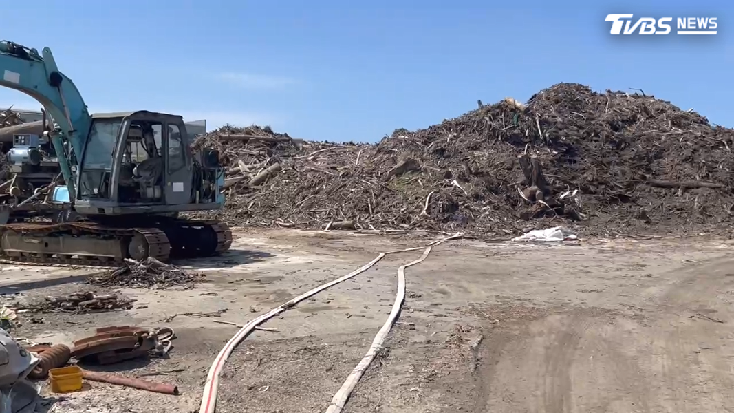高雄市永安區一處農地遭不肖業者非法堆置大量廢棄木材與廢土。(圖/TVBS)