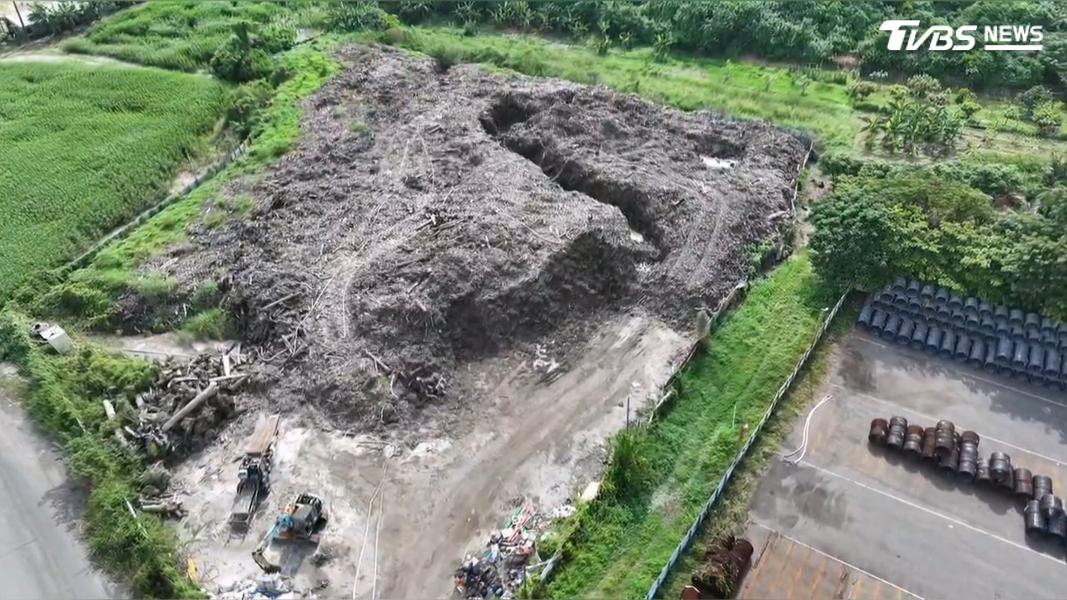 廢棄木材與廢土堆置高度近一層樓,面積達1800坪。(圖/TVBS)