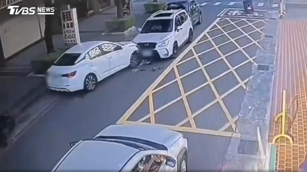 轎車逆向衝撞休旅車,連後方黑車也受波及。(圖/TVBS)