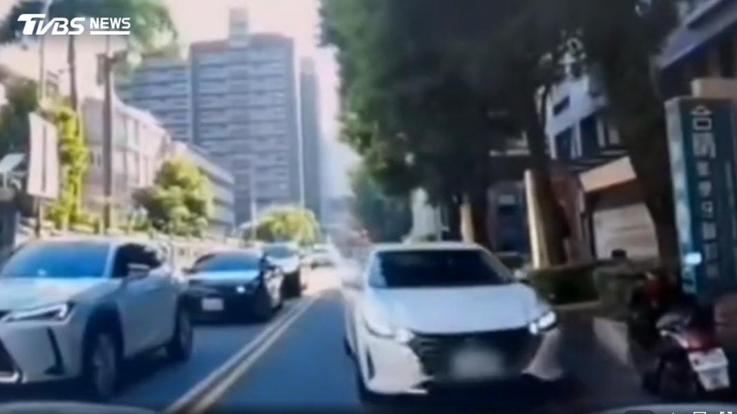 目擊有車就要撞過來,駕駛狂按喇叭,卻還是遭撞。(圖/遭撞車主提供)