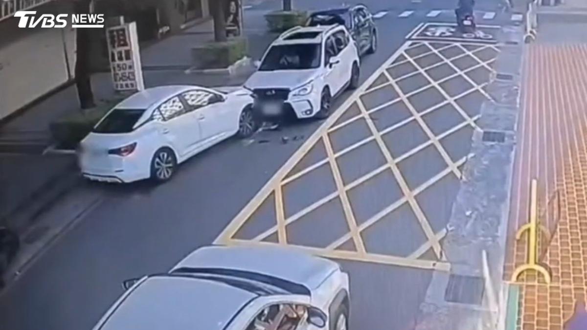 54歲男稱「藥效未退」逆向行駛 釀3車連撞