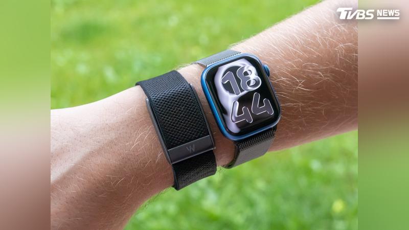 蘋果傳出正研發概念類似 Whoop 的「無螢幕版 Apple Watch」智慧手環,同時也計畫於 2027 年為傳統 Apple Watch 帶來近年最大幅度的改版更新。(圖/Shutterstock達志影像)