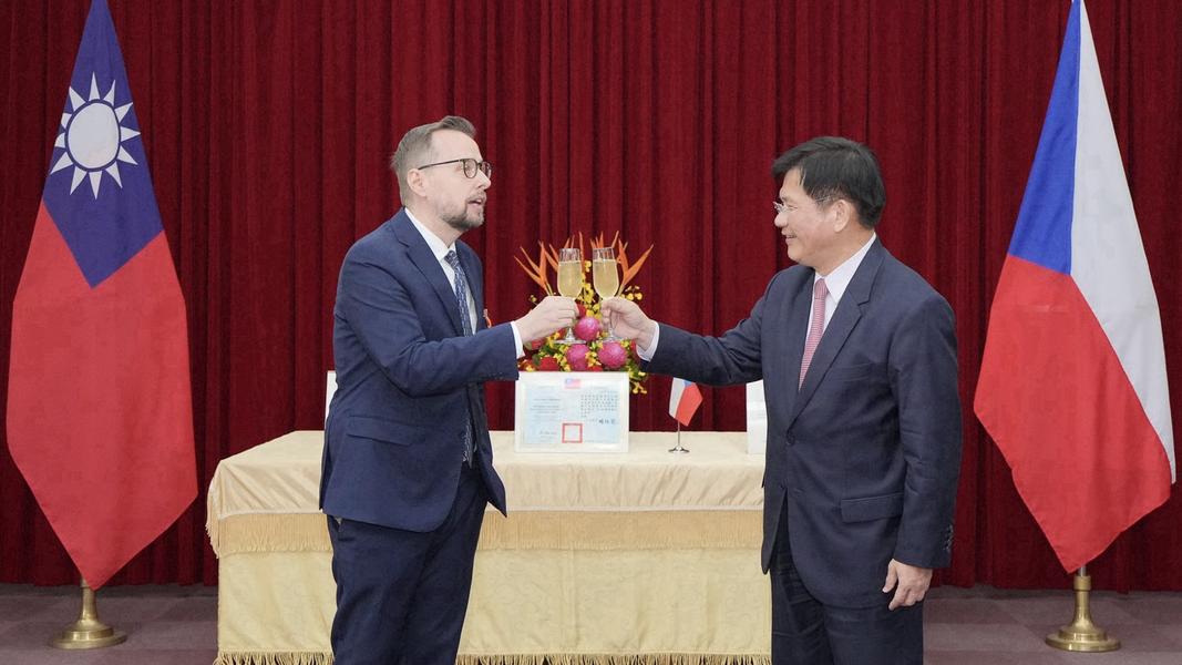捷克經濟文化辦事處代表史坦格將於本週離任,外交部長林佳龍代表頒贈「特種外交獎章」。(圖/外交部提供)