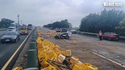 米酒灑滿地! 國3聯結車自撞護欄 波及13車4人傷