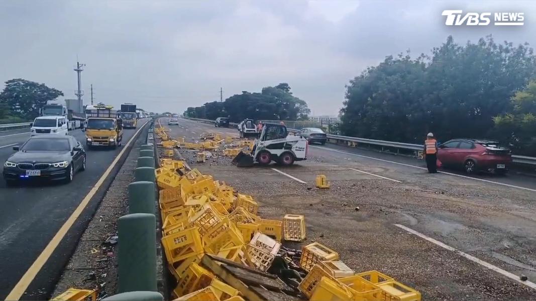 國道3號新化路段聯結車自撞護欄,大量黃色塑膠籃與米酒散落一地。(圖/TVBS)