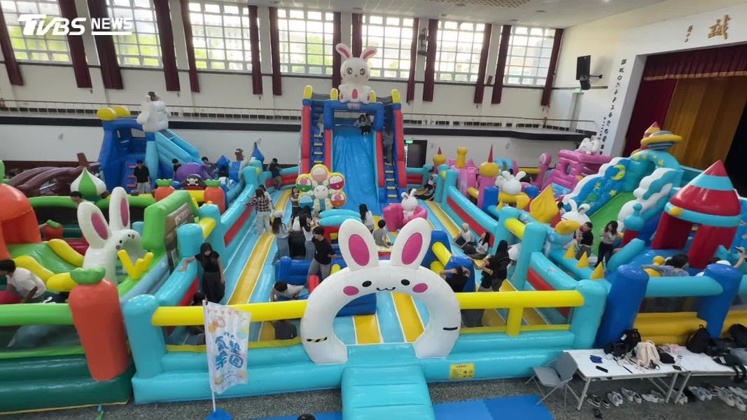 政治大學學生會為讓學生紓壓放鬆,在四維堂設置超大型氣墊樂園。(圖/政大學生會提供)
