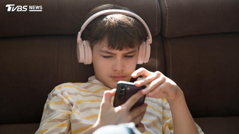 耳機音樂、交通、施工聲易形成長時間的「噪音壓力」。(示意圖/Shutterstock達志影像)