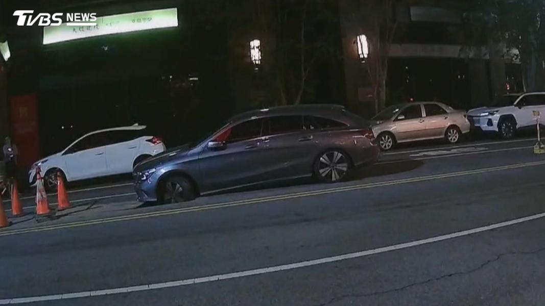 台中馬路塌出大洞!賓士車「直接卡進去」動彈不得。(圖/民眾提供)
