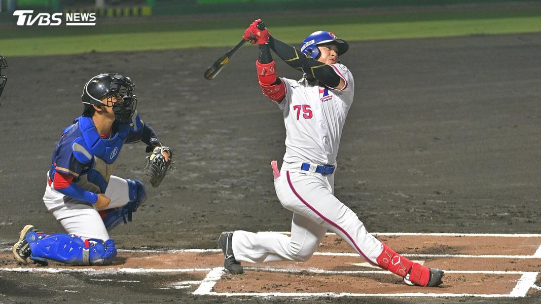陳孝允1局下敲出陽春砲,助中華隊先馳得點。(圖/胡瑞麒攝)