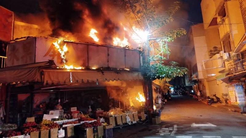 嘉義市延平街晚間發生火警。(圖/嘉義消防局提供)