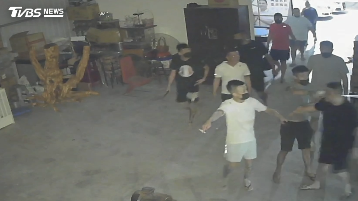 持刀槍闖民宅押人!南投10惡煞「開車衝撞」 害人雙腿骨折