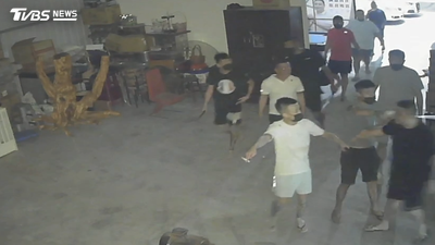 持刀槍闖民宅押人!南投10惡煞「開車衝撞」 害人雙腿骨折