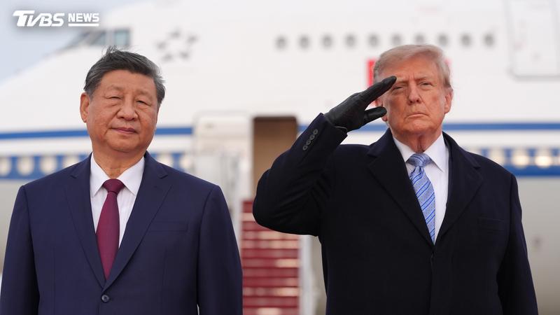 美國總統川普親自到安德魯基地迎接中國國家主席習近平。(圖/達志影像美聯社)