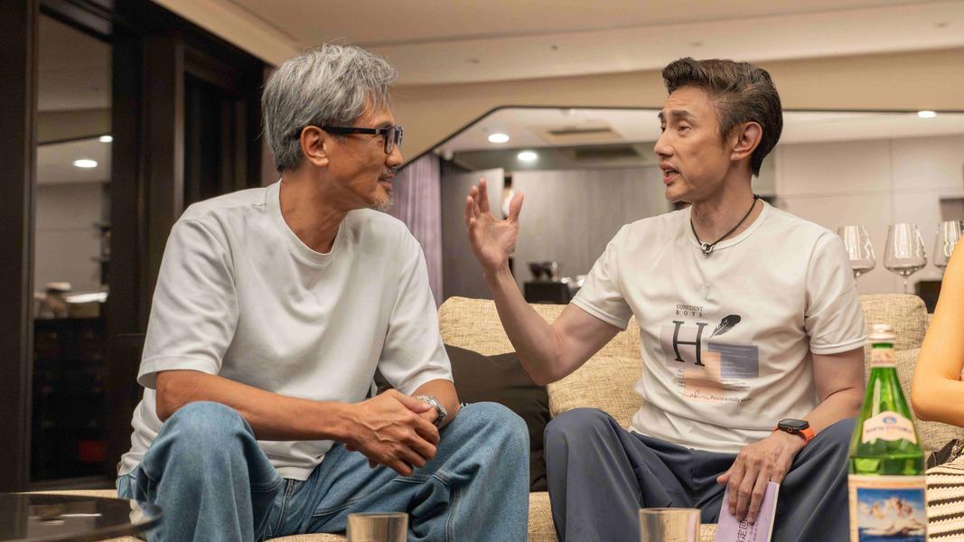 包偉銘(右)和弟弟包小松難得相聚,聊不完。(圖/東森綜合台提供)