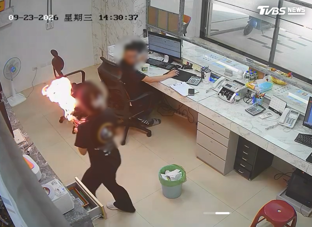驚悚畫面曝!當鋪驗金「噴槍狂噴火」 女員工嚇傻不敢動(圖/翻攝threads@yueyi.ma)