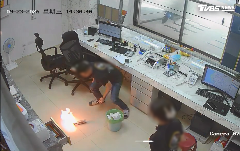 一旁的男同事阿成見狀立即上前接手,試著把開關關掉阻止瓦斯繼續外漏(圖/翻攝threads@yueyi.ma)