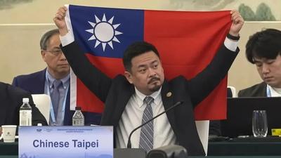 洪申翰APEC赴陸「高舉國旗AI照」瘋傳!梁文傑傻眼:弄假照要幹嘛