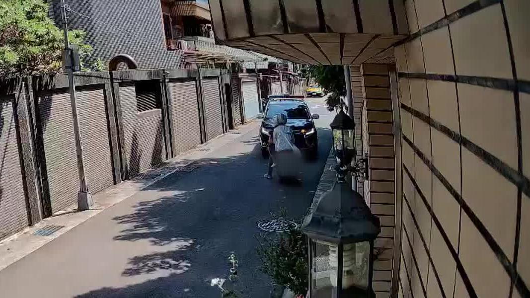騎士逆向遭警攔還繞過。(圖/TVBS)