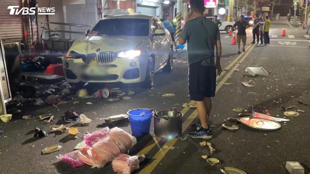 休旅車失控撞鵝肉攤!鵝頭卡擋風玻璃 82歲駕駛竟是無照上路(圖/TVBS)