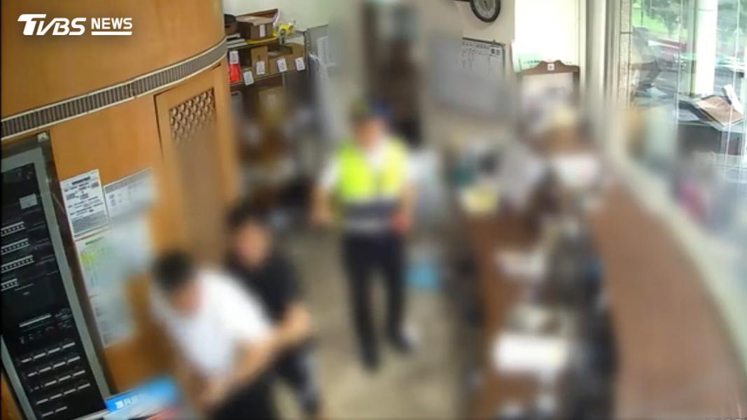 31歲男(黑衣)入住社區5年頻鬧事,動手襲擊社區經理,重摔對方的手機。(圖/TVBS)