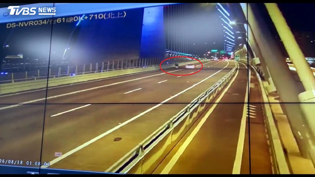 監視器拍下彭男在路中央下車並穿越車道的瞬間。(圖/TVBS)