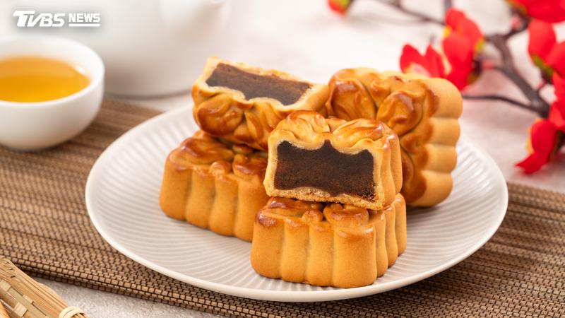 中醫師提醒,月餅一次食用過多容易造成食積現象。(示意圖/Shutterstock達志影像)