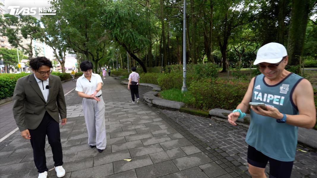 一直不懂,為何threads上,很多人暱稱沈伯洋為「君子」?採訪這天,看到民眾叫他,他第一個反應是微微鞠躬,差不多30度,才走過去一起拍照。(圖/柯勝雄攝)