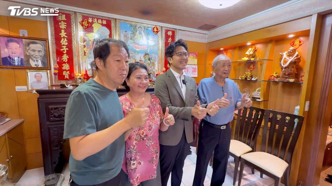 沈伯洋老家的神明桌前。他以前在這陪阿公、姑婆和爸爸打麻將。(最右是沈伯洋的三叔公、沈伯洋左邊是阿嬤、後面相片是過世的阿祖和阿公。(圖/柯勝雄攝)