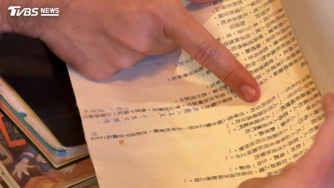 沈伯洋的國中格言本,他說這叫「我我輯」,尋找自己的輯。那個年代會背很多格言佳句,就為寫作文,他笑稱還背過蔣中正的名言。(圖/柯勝雄攝)