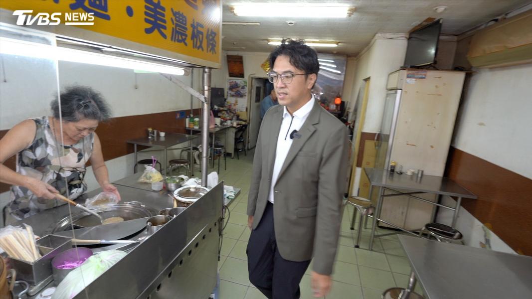 尊重這件事。沈伯洋跟油飯老闆娘說 :「他們要拍我吃油飯,可以嗎」 ? 怕自己現在的身分,影響人家生意。(圖/柯勝雄攝)