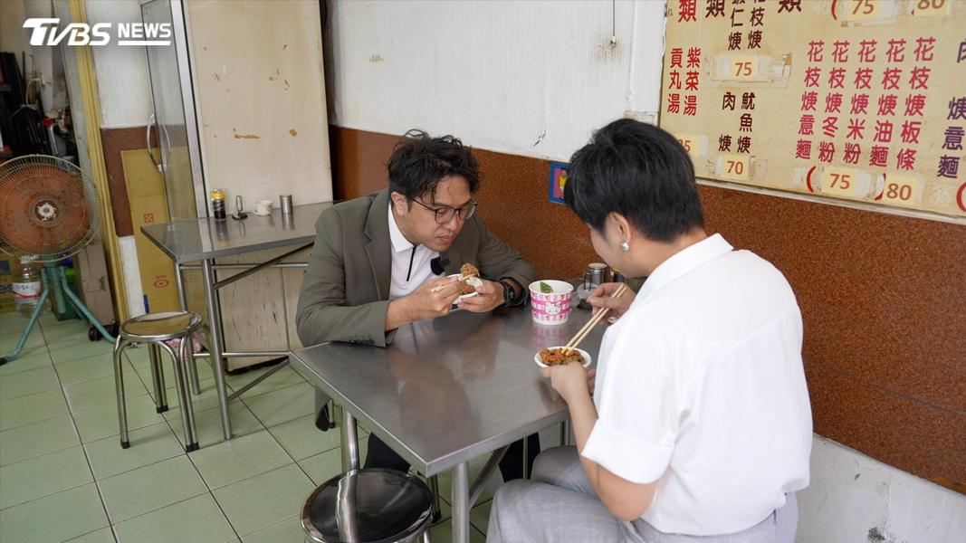 沈伯洋出國回來一定要吃的東西,就是這味。永吉路巷子裡,店名就叫《油飯》的40年油飯老店,讓沈伯洋說如果每天早上都吃得到,會很開心。(圖/柯勝雄攝)