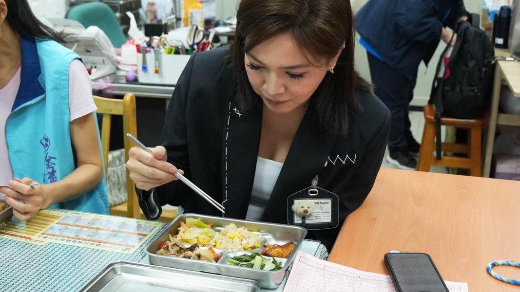 國民黨北市議員鍾沛君體驗金華國中團膳試吃。(圖/取自鍾沛君臉書)