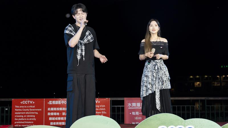 「森恬CP」李子森(左)、杜忻恬穿搭情侶裝,台上深情對唱。(圖/南投縣政府提供)