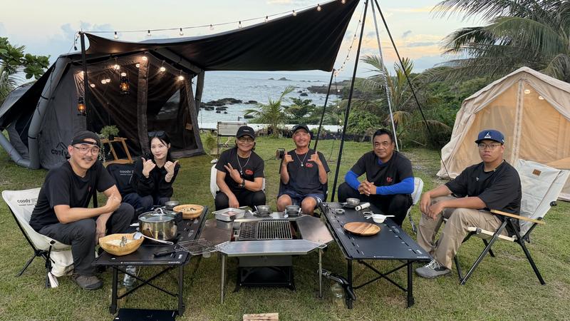 ELI(左起)、Mingo、沈文程、KID、陳金鋒、陳瑞陽一起在花蓮。(圖/三立提供)