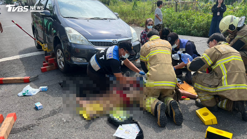 老翁被救出時一度命危。(圖/TVBS)