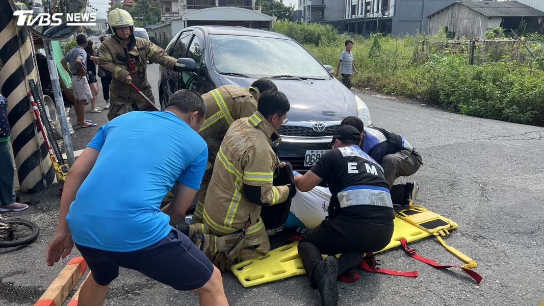 張翁連人帶車被捲輾進入車底。(圖/TVBS)