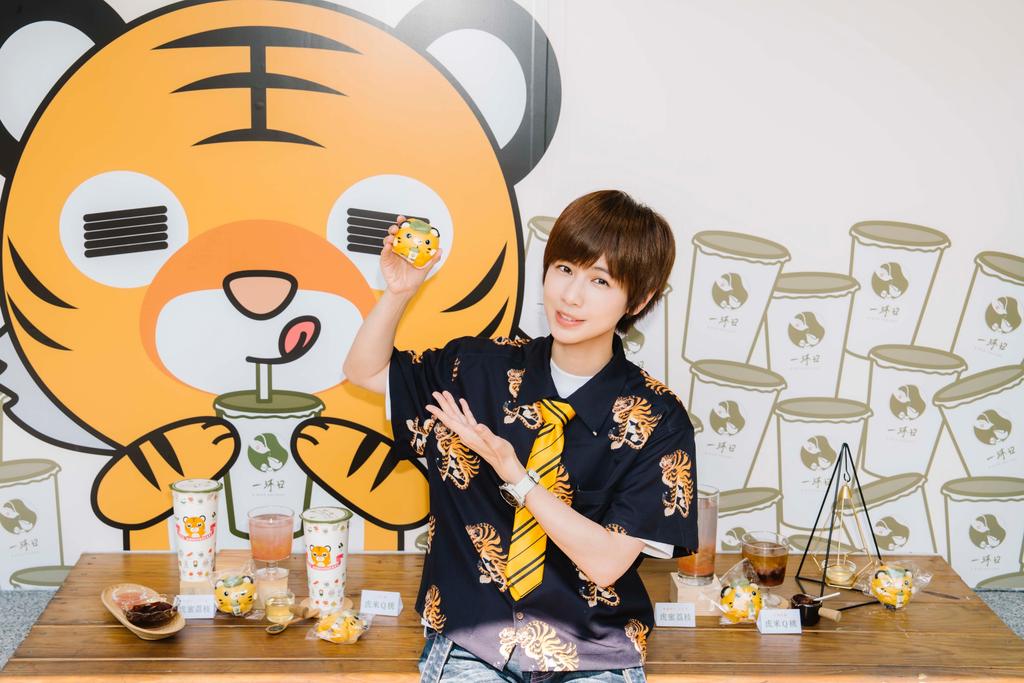 小魏手搖飲成癮。（圖／相信音樂提供）