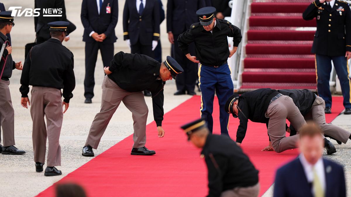 為迎接習近平!美軍「跪地喬紅毯」畫面曝光 網友不忍開轟:丟臉
