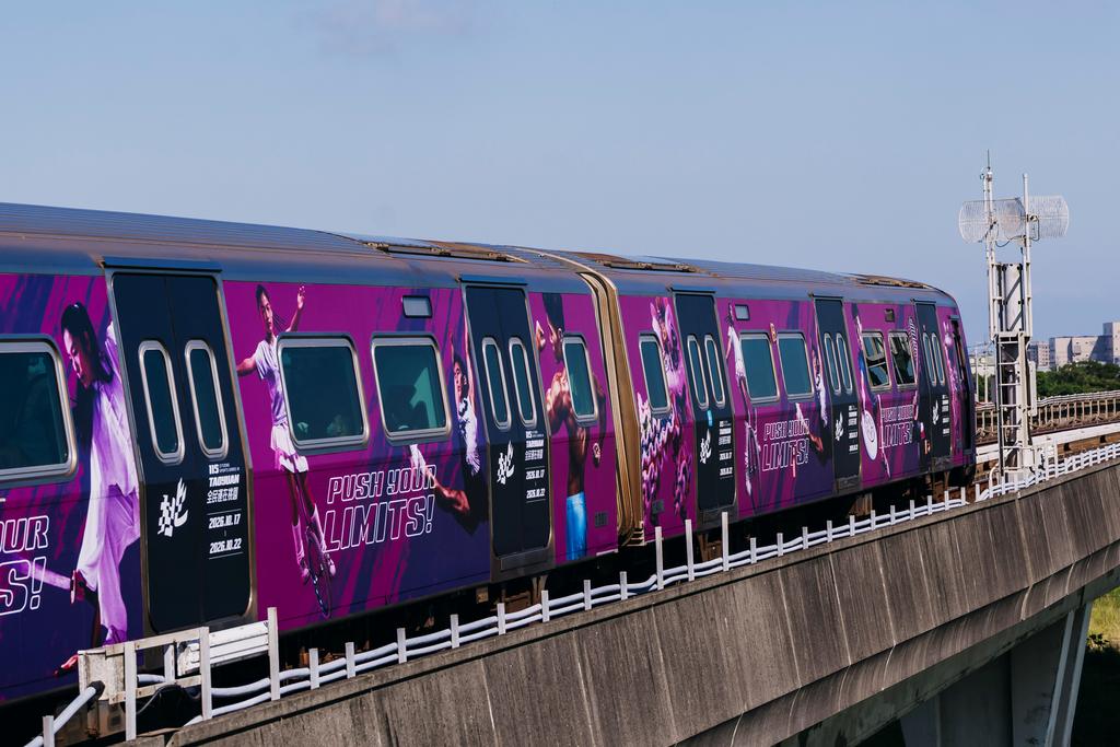 全民運彩繪列車以運動員的動態英姿為主要視覺,穿梭桃園城市間,展現滿滿的運動能量。(照片出處:桃園市政府新聞處)