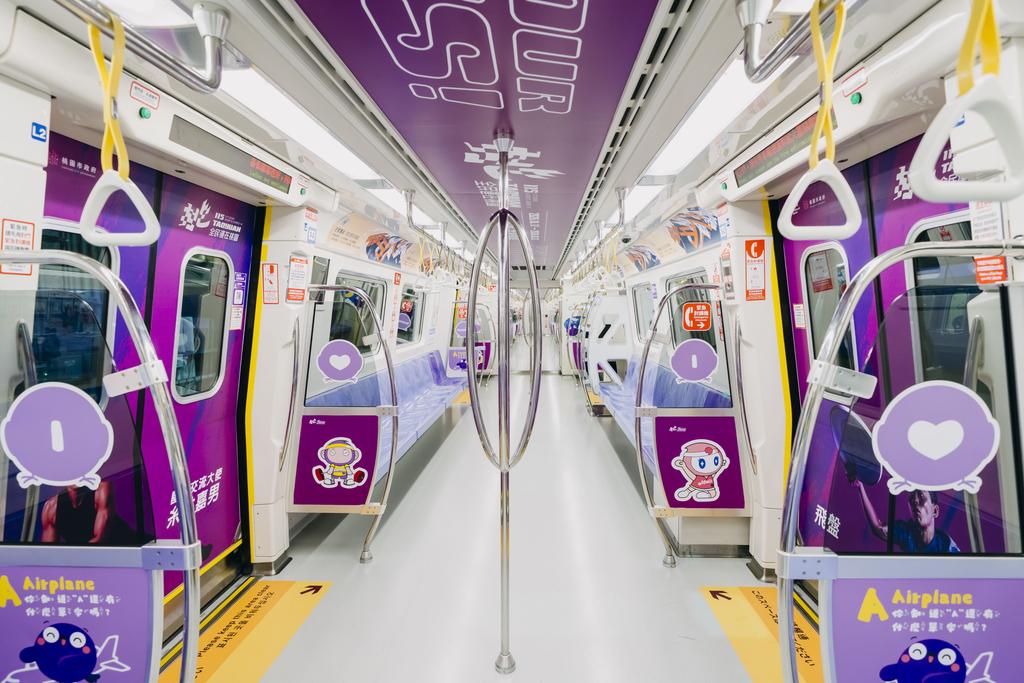 彩繪列車內也能看見桃園市吉祥物「ㄚ桃、園哥」,以活潑可愛的競賽圖示呈現各種競賽項目。(照片出處:桃園市政府新聞處)